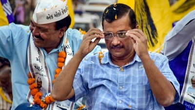 Rajkot: Delhi Chief Minister Arvind Kejriwal during a roadshow ahead of Gujarat Assembly elections, in Rajkot, Sunday, Nov. 6, 2022. (PTI Photo)(PTI11_06_2022_000220A) (PTI) Rajkot: Delhi Chief Minister Arvind Kejriwal during a roadshow ahead of Gujarat Assembly elections, in Rajkot, Sunday, Nov. 6, 2022. (PTI Photo)(PTI11_06_2022_000220A) (PTI)