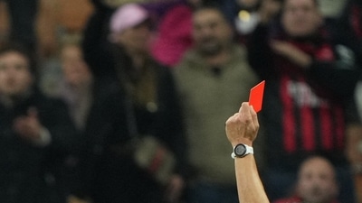 Seven red cards were shown to Boca Juniors players and three from Racing Club. (REUTERS)