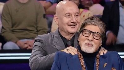 Anupam Kher gives Amitabh Bachchan a shoulder massage on Kaun Banega Crorepati. Anupam Kher gives Amitabh Bachchan a shoulder massage on Kaun Banega Crorepati.