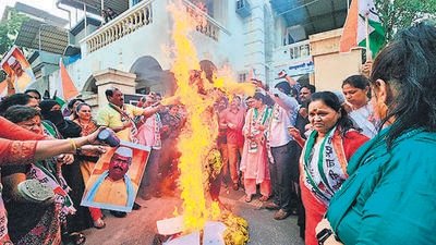 NCP workers burn effigy of Agriculture Minister Abdul Sattar in protest for using abusive language against NCP leader and MP Supriya Sule. (HT PHOTO) NCP workers burn effigy of Agriculture Minister Abdul Sattar in protest for using abusive language against NCP leader and MP Supriya Sule. (HT PHOTO)