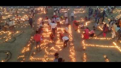 Locals lighting earthern lamps at ghats of Prayagrajs on Dev Deepawali on Monday ((HT)) Locals lighting earthern lamps at ghats of Prayagrajs on Dev Deepawali on Monday ((HT))