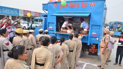 From now on, cops deployed at VVIP duties and protests in Sangrur will no longer remain hungry. They will get the fresh and hot food as the district police have launched ‘Kitchen on wheels’ to prepare and distribute meals and tea to police personnel. (HT Photo)