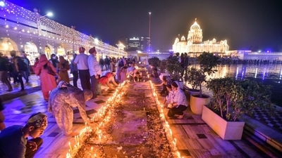 Devotees light the candle at Bangla Sahib Gurudwara on the Eve of Gurpurab on Monday in New Delhi. (Raj K Raj/ Hindustan Times) Devotees light the candle at Bangla Sahib Gurudwara on the Eve of Gurpurab on Monday in New Delhi. (Raj K Raj/ Hindustan Times)