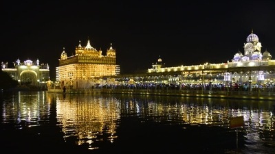 A view of the Illuminated Golden Temple on the eve of the birth anniversary of Guru Nanak Dev in Amritsar on Monday. (Sameer Sehgal/Hindustan Times) A view of the Illuminated Golden Temple on the eve of the birth anniversary of Guru Nanak Dev in Amritsar on Monday. (Sameer Sehgal/Hindustan Times)