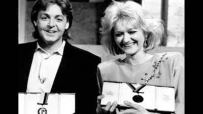 Paul McCartney with flight attendant Vesna Vulovic. (GWR)