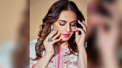Huma's baby pink and glittery painted nails are enhancing the beauty of her expressions. She kept her tresses open in a centre partition. Her lightly curled hair with caramel brown highlights elevates her makeup just right. (Instagram/@Iamhumaq) Huma's baby pink and glittery painted nails are enhancing the beauty of her expressions. She kept her tresses open in a centre partition. Her lightly curled hair with caramel brown highlights elevates her makeup just right. (Instagram/@Iamhumaq)