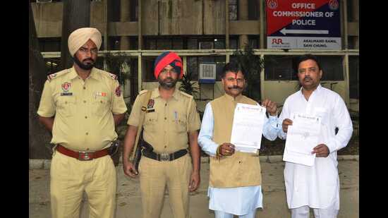 Shiv Sena (Bharatvanshi) leader Yogesh Bakshi (centre) outside the Ludhiana police commissioner’s office on Monday. (HT Photo)