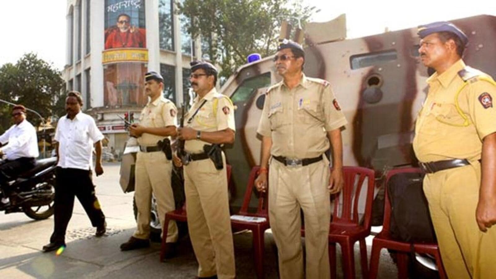 Image of A Male Mannequin wearing police uniform-ND960727-Picxy