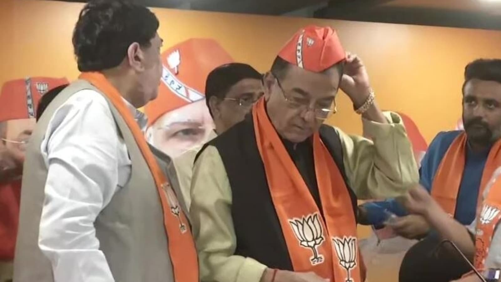 गुजरात चुनाव: 10 बार के विधायक मोहनसिंह राठवा ने कांग्रेस छोड़ी, बीजेपी में शामिल
