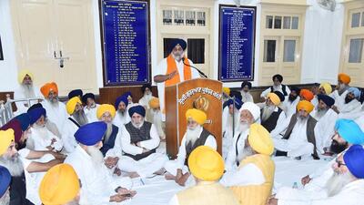 Shiromani Akali Dal president Sukhbir Singh Badal addressing SGPC members during a meeting at Teja Singh Samundri Hall in Amritsar on Tuesday. (HT Photo) Shiromani Akali Dal president Sukhbir Singh Badal addressing SGPC members during a meeting at Teja Singh Samundri Hall in Amritsar on Tuesday. (HT Photo)