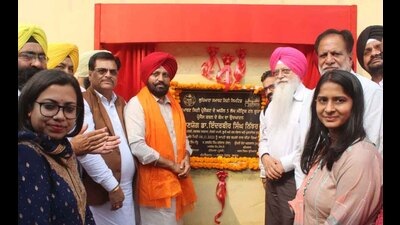 Officials inaugurating the bioremediation project at the Ludhiana’s main dump site. (Harvinder Singh/HT) Officials inaugurating the bioremediation project at the Ludhiana’s main dump site. (Harvinder Singh/HT)