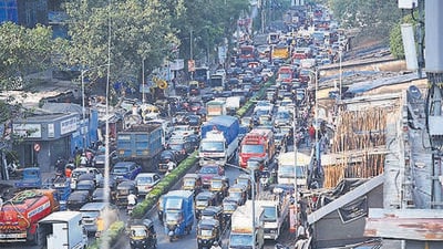 Mumbai, India - November 08, 2022: Huge traffic jam on S.V. Road, at Andheri, in Mumbai, India, on Tuesday, November 08, 2022. (Photo by Vijay Bate/HT Photo) (HT PHOTO) Mumbai, India - November 08, 2022: Huge traffic jam on S.V. Road, at Andheri, in Mumbai, India, on Tuesday, November 08, 2022. (Photo by Vijay Bate/HT Photo) (HT PHOTO)