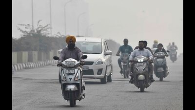 Commuters make their way through the thick smog in Ludhiana on Tuesday. (Gurpreet SIngh/HT) Commuters make their way through the thick smog in Ludhiana on Tuesday. (Gurpreet SIngh/HT)