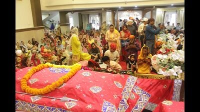 Devotees at a gurudwara in Prayagraj on Tuesday. (HT Photo) Devotees at a gurudwara in Prayagraj on Tuesday. (HT Photo)