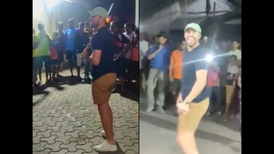 AB de Villiers playing gully cricket with fans in Mumbai. (Twitter/@mufaddal_vohra and @ineffable_1817) AB de Villiers playing gully cricket with fans in Mumbai. (Twitter/@mufaddal_vohra and @ineffable_1817)