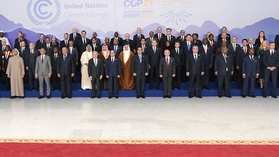 United Arab Emirates' President Sheikh Mohammed bin Zayed al-Nahyan stands for a photograph with participants of the COP27 summit at Sharm el-Sheikh, Egypt, November 7, 2022. UAE Presidential Court/Handout via REUTERS ATTENTION EDITORS - THIS PICTURE WAS PROVIDED BY A THIRD PARTY. NO RESALES. NO ARCHIVES. (via REUTERS)
