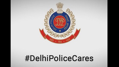 Delhi Police warms people against the danger of using phone while driving. (Twitter/@DelhiPolice)