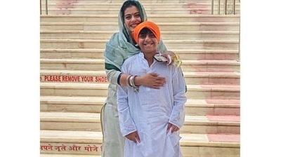 Kajol visits Gurudwara with Yug Devgan on Guru Nanak Jayanti. Kajol visits Gurudwara with Yug Devgan on Guru Nanak Jayanti.
