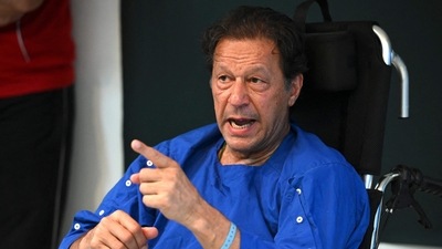 Pakistan's former prime minister Imran Khan addresses the media representatives at a hospital in Lahore, a day after an assassination attempt on him. (AFP) Pakistan's former prime minister Imran Khan addresses the media representatives at a hospital in Lahore, a day after an assassination attempt on him. (AFP)