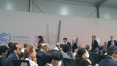 UK Prime Minister Rishi Sunak leaves COP27 event after being rushed by his aides. (Twitter/@LeoHickman) UK Prime Minister Rishi Sunak leaves COP27 event after being rushed by his aides. (Twitter/@LeoHickman)