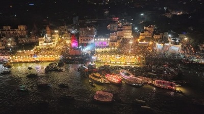 A tribute was also paid to the Indian soldiers by creating a replica of 'Amar Jawan Jyoti' at Dashashwamedh Ghat while a group of girls offered prayers to 'Ganga Maa' during the 'Maha Aarti.' (HT Photo) A tribute was also paid to the Indian soldiers by creating a replica of 'Amar Jawan Jyoti' at Dashashwamedh Ghat while a group of girls offered prayers to 'Ganga Maa' during the 'Maha Aarti.' (HT Photo)