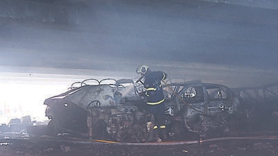 Mumbai, India - November 08, 2022: Firemen extinguish fire that broke out under the flyover near domestic airport on the Western Express Highway, at Vile Parle, in Mumbai, India, on Tuesday, November 08, 2022. (Photo by Vijay Bate/HT Photo) (HT PHOTO)