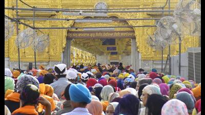 Devotees paying obeisance on the occasion of the birth anniversary of Guru Nanak Dev at Golden Temple in Amritsar on Tuesday. (Sameer Sehgal/HT)