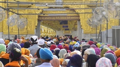 Devotees paying obeisance on the occasion of the birth anniversary of Guru Nanak Dev at Golden Temple | Representational image (Sameer Sehgal/HT) Devotees paying obeisance on the occasion of the birth anniversary of Guru Nanak Dev at Golden Temple | Representational image (Sameer Sehgal/HT)
