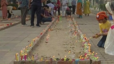 As part of Guru Purab celebrations, devotees light candles at Gurudwara Rakab Ganj Sahib on Tuesday. (ANI) As part of Guru Purab celebrations, devotees light candles at Gurudwara Rakab Ganj Sahib on Tuesday. (ANI)