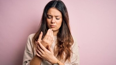 "You may already be taking medicines — either prescription or over-the-counter — to relieve morning stiffness, inflammation, and pain in your joints. Fortunately, a variety of foods with powerful components that can ease inflammation and may help relieve some of the joint pain," says nutritionist Lovneet Batra in her latest Instagram post. (Shutterstock) "You may already be taking medicines — either prescription or over-the-counter — to relieve morning stiffness, inflammation, and pain in your joints. Fortunately, a variety of foods with powerful components that can ease inflammation and may help relieve some of the joint pain," says nutritionist Lovneet Batra in her latest Instagram post. (Shutterstock)