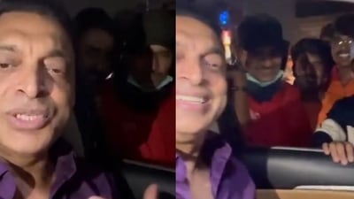 Shaoib Akhtar interacts with Pakistan cricket fans. (Twitter)
