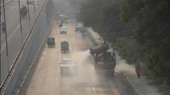 Ghaziabad, India - November 07, 2022: An anti-smog gun sprinkles water in Vasundhara to curb the rising air pollution, in Ghaziabad, India, on Monday, November 07, 2022. (HT Photo)