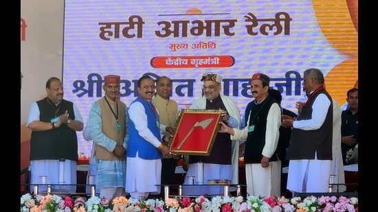 Union home minister Amit Shah being felicitated during the ‘Hattee Aabhar Rally’ in Sataun in Sirmaur on Oct 15. (PTI)