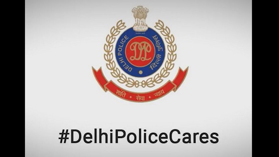 Delhi Police warms people against the danger of using phone while driving.(Twitter/@DelhiPolice)
