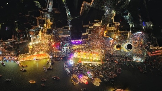 Almost 21 lakh diyas lit up Kashi city, of which, crescent-shaped banks were illuminated by more than 10 lakh diyas, 84 ghats on the west bank by eight lakh diyas while two lakh diyas were lit on the sands of the east bank.(HT Photo)