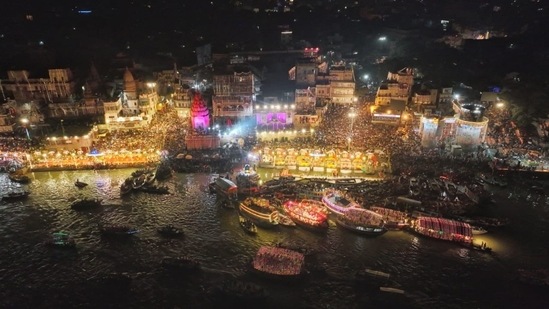 A tribute was also paid to the Indian soldiers by creating a replica of 'Amar Jawan Jyoti' at Dashashwamedh Ghat while a group of girls offered prayers to 'Ganga Maa' during the 'Maha Aarti.'(HT Photo)