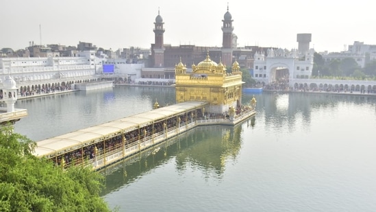 On this day, people rise early, take a holy bath, wear clean clothes and visit Gurudwaras.(HT Photo/Sameer Sehgal)