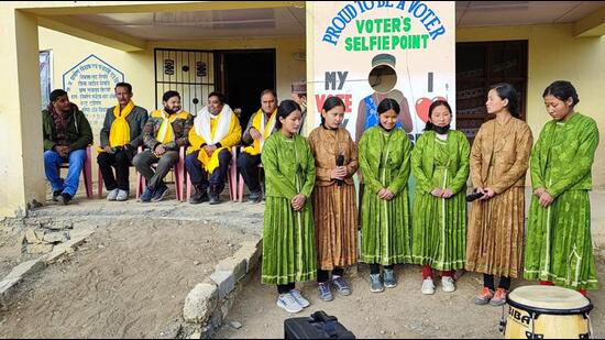 Schoolchildren presenting a folk song as the Election Commission team, led by poll observer Saroj Kumar, looks on after inspecting the highest polling station at Tashigang village in Lahaul and Spiti district of Himachal Pradesh on Monday. (HT Photo)