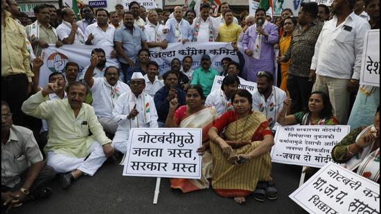 Congress party workers protest against demonetisation in Pune. (Rahul Raut/ HT File Photo)