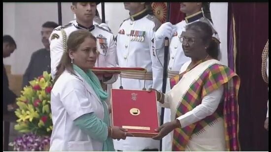 Harinder Kaur, a nursing officer at GMSH, Sector 16, Chandigarh, being felicitated with the National Florence Nightingale Award 2021 by President Droupadi Murmu in New Delhi on Monday. (HT Photo)