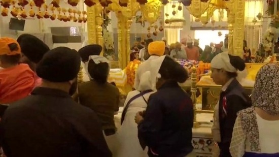 Sikh devotees offering prayers inside Gurudwara Rakab Ganj Sahib. (ANI)