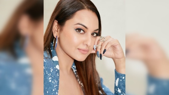 Sonakshi Sinha kept her makeup look subtle and matched her eye makeup and nails with her outfit.(Instagram/@aslisona)