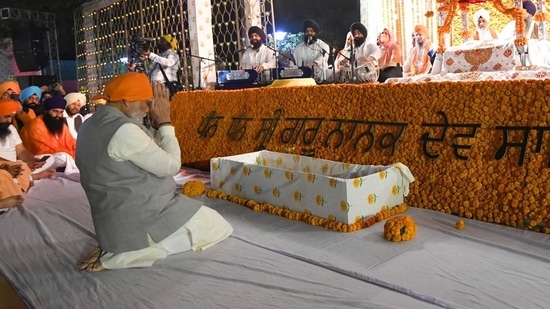 Prime Minister Narendra Modi attended a programme in New Delhi to commemorate Guru Nanak onthe eve of Guru Purab on Monday. (Source:Twitter/@narendramodi)