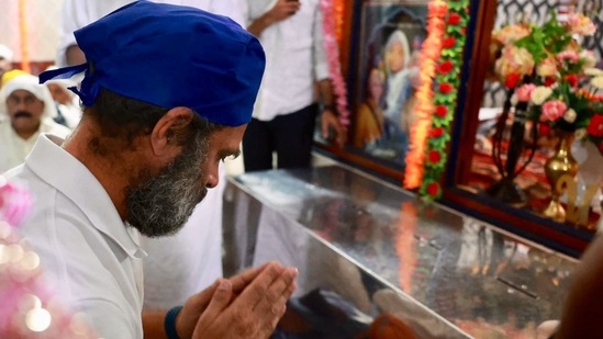 Congress leader Rahul Gandhi offers prayers at the Gurdwara Yadari Baba Zorawar Singh Ji, Fateh Singh Ji, in Nanded on the occasion of Gurunanak Jayanti as Bharat Jodo Yatra enters Maharashtra. (Source:Twitter/@RahulGandhi)