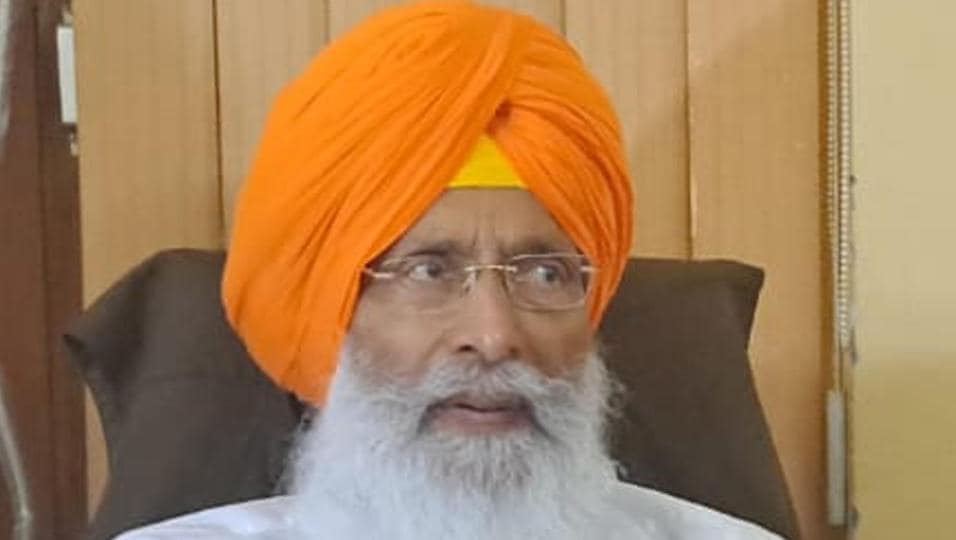 Former Rajya Sabha member Sukhdev Singh Dhindsa, patron of the SAD (Sanyukt), addresses a press conference in Amritsar on Tuesday. (HT Photo) Former Rajya Sabha member Sukhdev Singh Dhindsa, patron of the SAD (Sanyukt), addresses a press conference in Amritsar on Tuesday. (HT Photo)