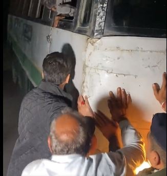 Union minister Anurag Thakur (left) pushes bus stuck in Himachal's Bilaspur (ANI )