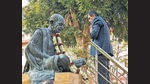 New Delhi: Chief Justice of India (CJI) Dhananjaya Y Chandrachud pays tribute to Mahatma Gandhi statue at Supreme Court premises in New Delhi, Wednesday, Nov. 9, 2022. (PTI Photo)(PTI11_09_2022_000099A) (PTI) New Delhi: Chief Justice of India (CJI) Dhananjaya Y Chandrachud pays tribute to Mahatma Gandhi statue at Supreme Court premises in New Delhi, Wednesday, Nov. 9, 2022. (PTI Photo)(PTI11_09_2022_000099A) (PTI)