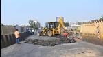 Mumbai, India - November 09, 2022: BMC workers commence repair and maintenance work of Gokhale Bridge, at Andheri, in Mumbai, India, on Wednesday, November 09, 2022. (Photo by Vijay Bate/HT Photo) (HT PHOTO) Mumbai, India - November 09, 2022: BMC workers commence repair and maintenance work of Gokhale Bridge, at Andheri, in Mumbai, India, on Wednesday, November 09, 2022. (Photo by Vijay Bate/HT Photo) (HT PHOTO)