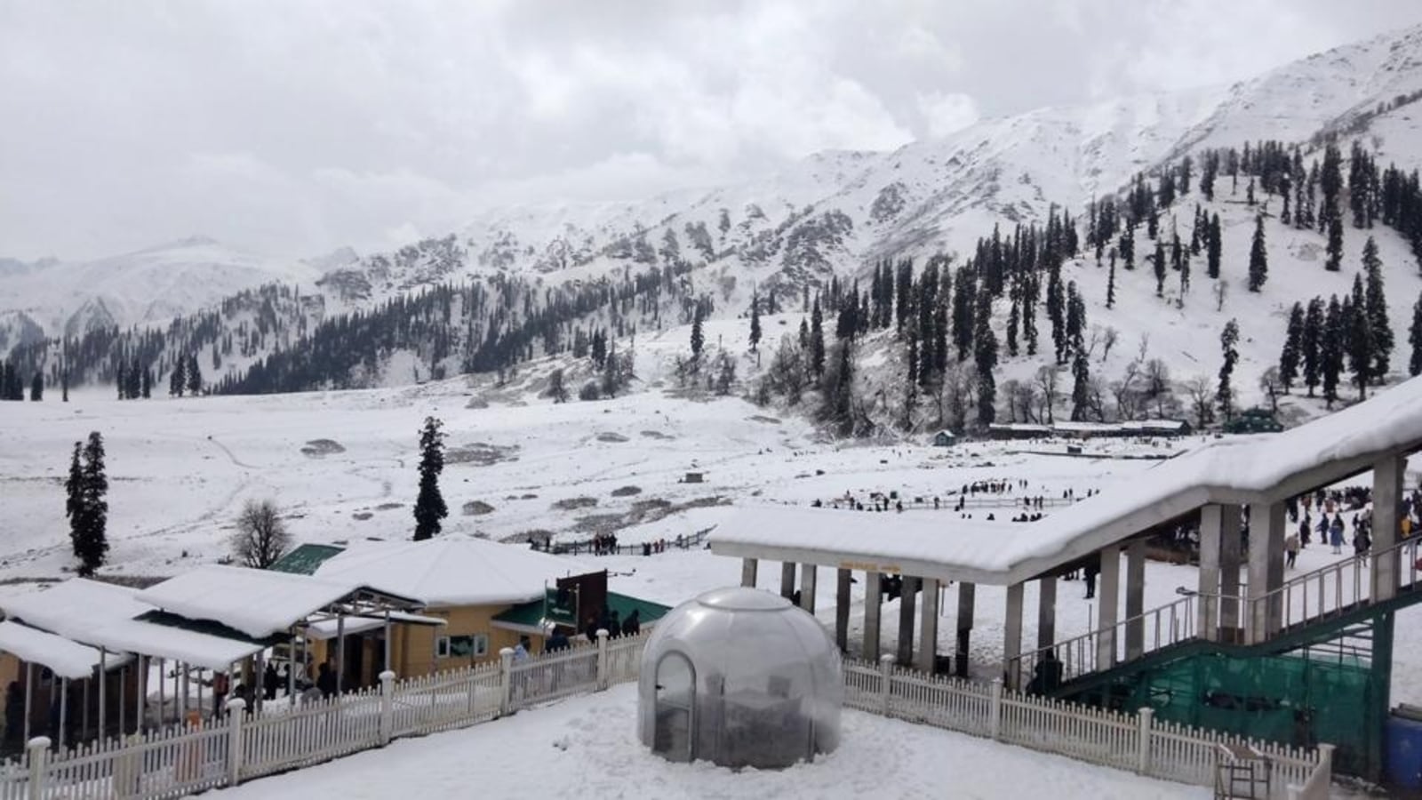 1600px x 900px - J&K sees heavy snowfall in Poonch, traffic suspended on Mughal road.  Video - Hindustan Times