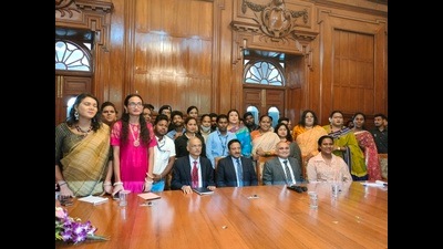 The chief election commissioner (CEC) of India, Rajiv Kumar, on Wednesday interacted with transgenders at SPPU. (HT PHOTO)